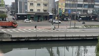 Mobil Xenia kemudian menabrak kendaraan RW dari belakang. RW kemudian terlempar ke Kali Grobol yang ada di bawah jalan tol.
