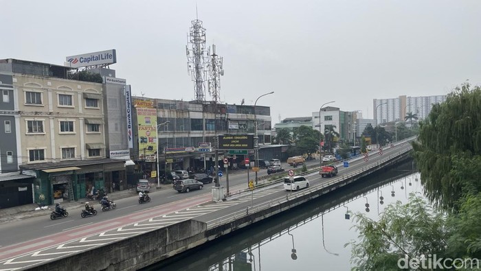 Kali Grogol lokasi jatuhnya korban kecelakaan Tol Jelambar Kali Grogol lokasi jatuhnya korban kecelakaan Tol Jelambar