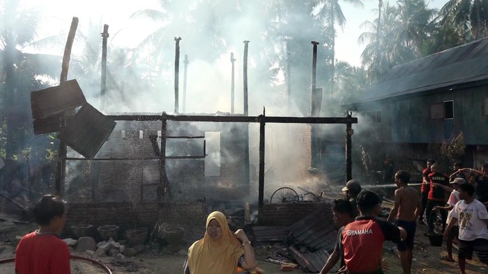 Kebakaran melanda tiga unit rumah warga di Kabupaten Polewali Mandar (Polman), Sulawesi Barat (Sulbar).
