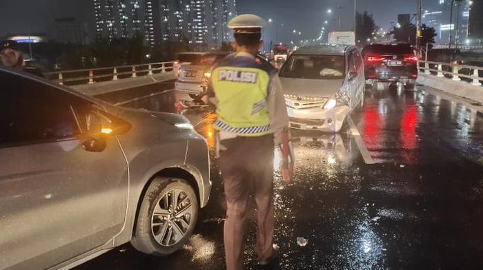Kecelakaan di Tol Jelambar KM 16, Jakarta Barat terjadi pada Jumat (9/9) tadi malam. Satu orang tewas akibat kecelakaan di tol Jelambar tersebut.