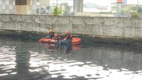 Pencarian korban dilakukan dengan menggunakan Aqua Eye dan Underwater Searching Device. Sementara, petugas juga melakukan pencarian dengan penyisiran jalur darat sekitar sungai. (Foto: Dok. Kantor SAR Jakarta)