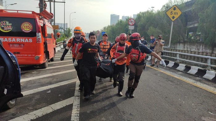 Proses evakuasi korban kecelakaan yang tewas di tol Jelambar