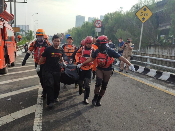 Proses evakuasi korban kecelakaan yang tewas di tol Jelambar