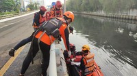 Korban dengan inisiial RW (64) awalnya dinyatakan hilang setelah kecelakaan. Petugas kemudian melakukan pencarian di Kali Grogol. (Foto: Dok. Kantor SAR Jakarta)