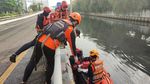 Potret Evakuasi Korban Kecelakaan Tol Jelambar Terlempar ke Kali Grogol