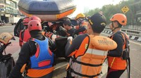 Korban berhasil ditemukan dalam radius 100 meter dari lokasi kejadian. Korban kemudian dievakuasi ke RSCM, Jakpus. (Foto: Dok. Kantor SAR Jakarta)