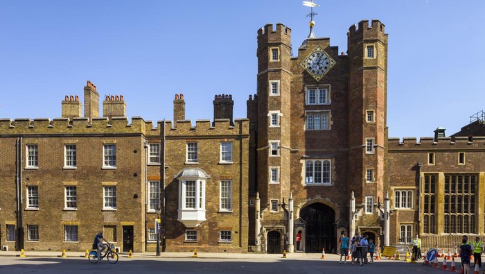Istana St James adalah istana kerajaan paling senior di Britania Raya. Tempat ini menjadi seremoni aksesi Raja Charles III.