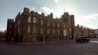 Seremoni aksesi yang merupakan seremoni bersejarah yang telah dilakukan selama berabad-abad ini, untuk pertama kalinya disiarkan televisi. Ketua House of Commons dan Presiden House of Lords pada parlemen Inggris, Penny Mordaunt, yang memimpin seremoni ini mengawali dengan secara simbolis mengumumkan wafatnya Ratu Elizabeth II.