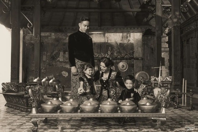 Sang Wali Kota pun terlihat gagah dengan beskap dan kain Batik dengan warna yang serasi dengna penampilan istri.Foto: Instagram @riomotret