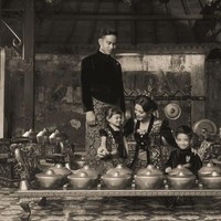 Sang Wali Kota pun terlihat gagah dengan beskap dan kain Batik dengan warna yang serasi dengna penampilan istri.Foto: Instagram @riomotret