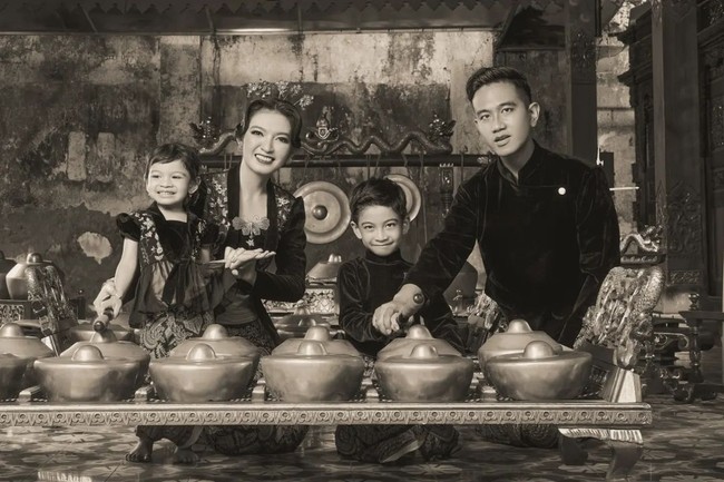 Selvi terlihat mengenakan kebaya kutu baru hitam dengan material beludru. Busana dari rumah busana Surya Abduh tersebut terlihat semakin elegan dengan aksen emas.Foto: Instagram @riomotret