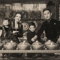 Selvi terlihat mengenakan kebaya kutu baru hitam dengan material beludru. Busana dari rumah busana Surya Abduh tersebut terlihat semakin elegan dengan aksen emas.Foto: Instagram @riomotret