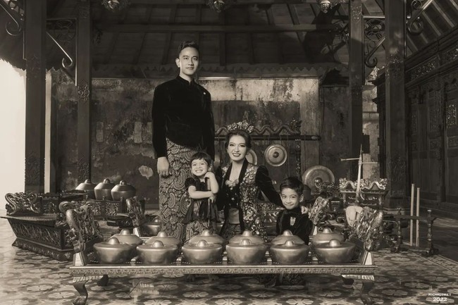 Kesan tradisional kental dalam sesi foto kali ini karena dilakukan dengan busana dan setting khas Jawa. Foto: Instagram @riomotret