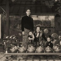 Kesan tradisional kental dalam sesi foto kali ini karena dilakukan dengan busana dan setting khas Jawa. Foto: Instagram @riomotret