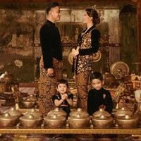 Gibran Rakabuming Raka dan keluarganya baru-baru ini melakukan pemotretan dengan fotografer Riomotret. Bersama istri dan anak-anaknya, Wali Kota Surakarta tersebut tampil dengan balutan baju tradisional.Foto: Instagram @riomotret