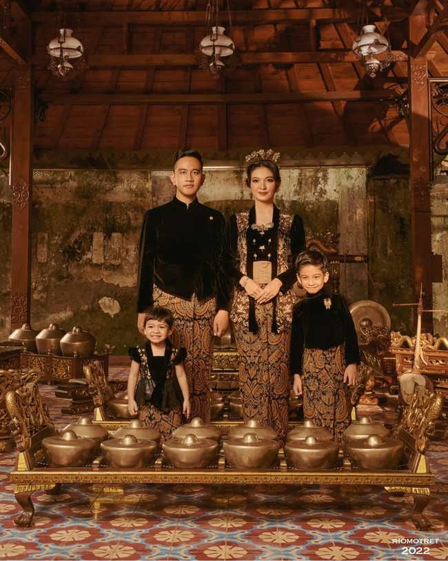 Sang fotografer pun mengaku merasa terhormat bisa bekerja dengan anak dan menantu RI 1 itu. Suatu kehormatan bagi saya di percaya untuk mengabadikan foto keluarga terbaru dari Bapak & Ibu Walikota Solo @gibran_rakabuming & Mbak Selvi, Foto: Instagram @riomotret