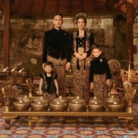 Sang fotografer pun mengaku merasa terhormat bisa bekerja dengan anak dan menantu RI 1 itu. Suatu kehormatan bagi saya di percaya untuk mengabadikan foto keluarga terbaru dari Bapak & Ibu Walikota Solo @gibran_rakabuming & Mbak Selvi, Foto: Instagram @riomotret