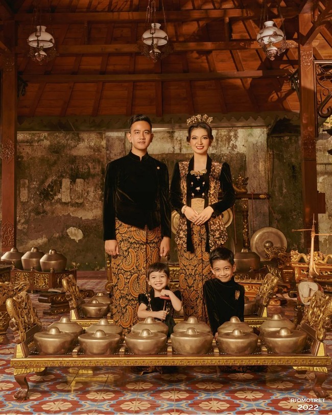 Sedangkan Ethes dan Lembah juga mengenakan baju serupa orang tuanya. Keduanya terlihat menggemaskan. Foto: Instagram @riomotret