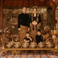 Sedangkan Ethes dan Lembah juga mengenakan baju serupa orang tuanya. Keduanya terlihat menggemaskan. Foto: Instagram @riomotret