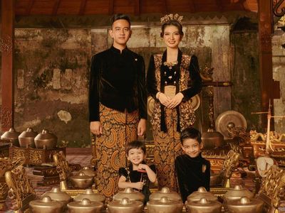 8 Potret Terbaru Keluarga Gibran Rakabuming, Pemotretan dengan Adat Jawa