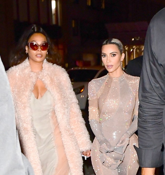 Kim Kardashian tampil dengan gaya makeup andalannya, perpaduan riasan nude sekaligus bold. Foto: GC Images/Gotham