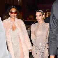 Kim Kardashian tampil dengan gaya makeup andalannya, perpaduan riasan nude sekaligus bold. Foto: GC Images/Gotham