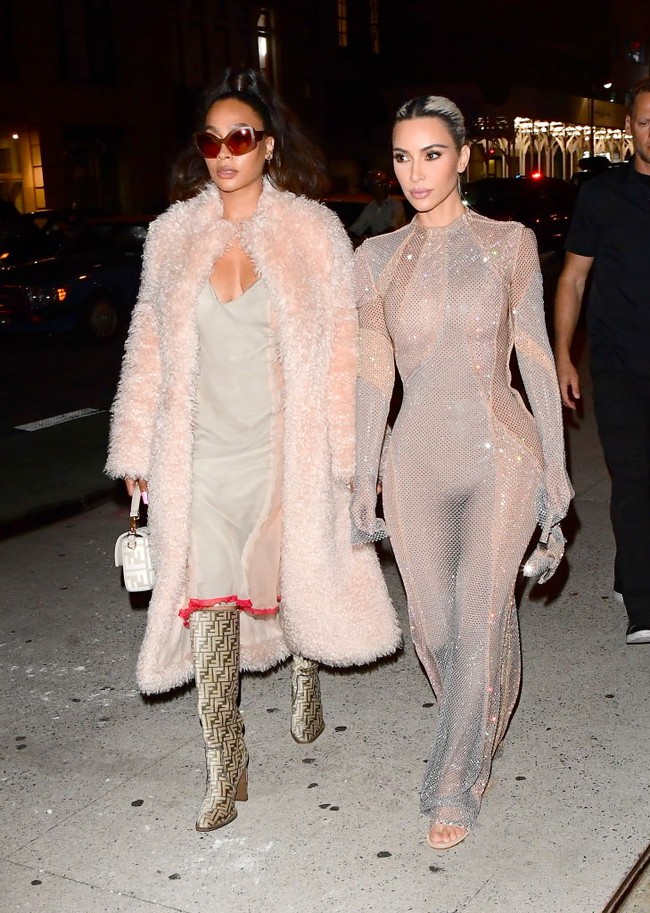 Kim Kardashian hadir sebagai tamu A-list di fashion show koleksi terbaru Fendi dalam rangkaian New York Fashion Week 2022. Foto: GC Images/Gotham