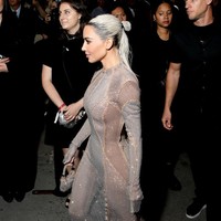 Pendiri brand SKIMS ini melengkapi penampilannya dengan strappy heels dan tas mini berwarna senada. Foto: GC Images/Gotham