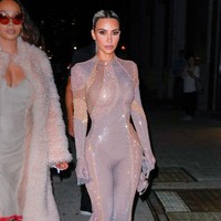 Tebaran glitter berkilauan memberi kesan glamor pada penampilannya. Foto: GC Images/Gotham