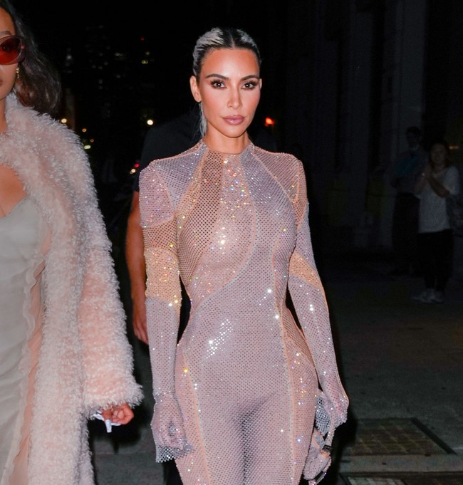 Rambut pirang platinum semakin menyerasikan penampilannya dengan gaun berpotongan mermaid yang dilengkapi sarung tangan tersebut. Foto: GC Images/Gotham