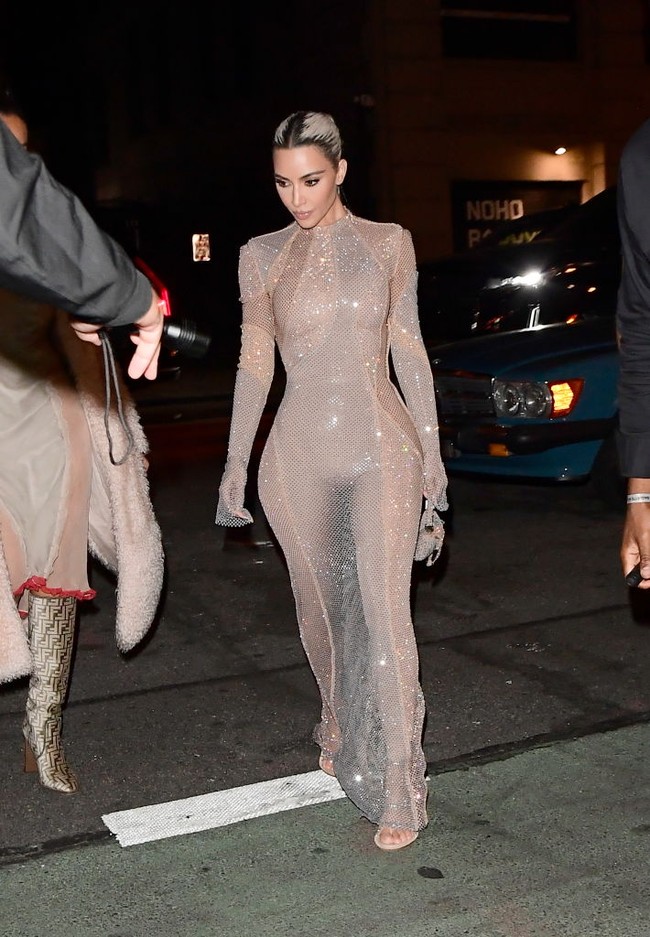 Kim Kardashian mengenakan gaun transparan berwarna nude dari koleksi Fendi saat menghadiri fashion show di Hammerstein Ballroom, New York City, September lalu. Gaun net warna silver-emas memperlihatkan lekuk tubuhnya. Foto: GC Images/Gotham