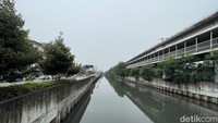 Kecelakaan ini terjadi pada Jumat (9/9/2022) di Tol Jelambar Km 16. Peristiwa bermula saat RW mengecek mobil Baleno miliknya yang mengalami gangguan mesin di bahu jalan tol.