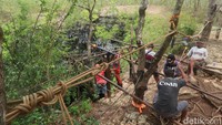 Pantauan detikJateng, tampak wisatawan yang didominasi warga asing mengunjungi Luweng Jomblang. Tiket masih sama, wisatawan lokal dan asing Rp 500 ribu. Dan sampai saat ini belum ada rencana menaikkan tarif pascaharga BBM naik, ucapnya.