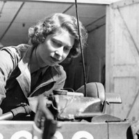 Tugasnya jauh dari kesan glamor. Namun, Putri Elizabeth ternyata sangat suka berkotor-kotoran saat memperbaiki mobil. Salah satu hal yang paling disenanginya adalah mengotori kukunya dan meninggalkan noda di tangannya, tulis sebuah majalah pada 1947 seperti dikutip Insider. (Foto: CENTRAL PRESS/AFP via Getty Image)