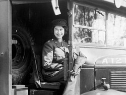 Jarang Terekspos, 9 Potret Ratu Elizabeth Muda Jadi Montir dan Sopir Truk