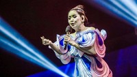 Vina juga mengajak para penonton bernyanyi bersama lewat lagu Aku Cinta Padamu.