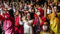 Para penonton berbagai kalangan umur pun memenuhi tribun.