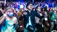 Vina juga sukses membuat para penonton berdansa bersama.
