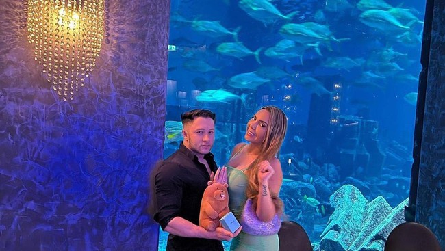 Suaminya sendiri mengaku tidak masalah dengan kebiasaannya bawa-bawa boneka. Tapi sejumlah netizen mengkritik hal tersebut karena dianggap menseksualisasi mainan anak.Foto: Instagram @mimizinhaofficial