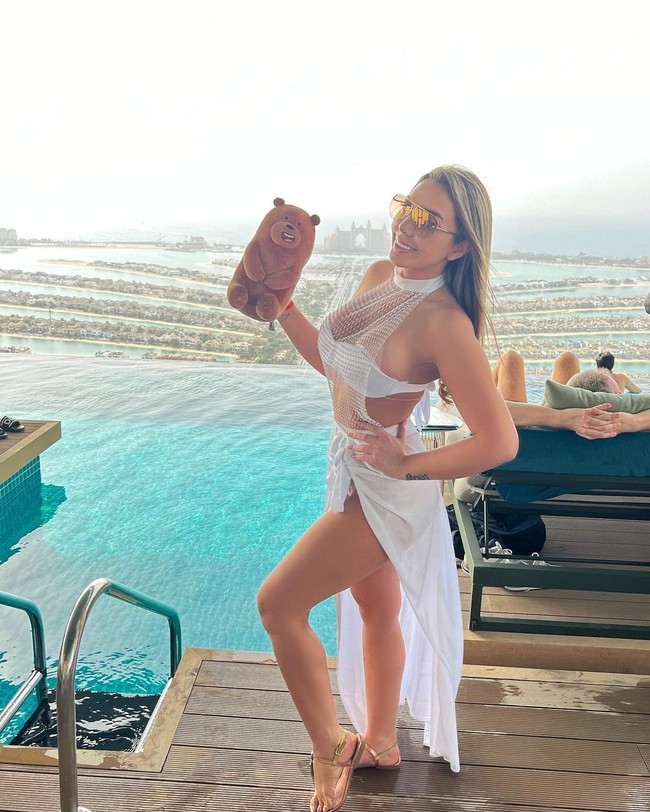 Sebelum berakhir putus, dikatakan pacarnya memberi ultimatum untuk memilih dia atau boneka tersebut. Mimi memilih si teddy bear. Tentu aku memilih Teddy Bear-ku. Aku tidak percaya dia memintaku untuk memilih, katanya dilansir Need To Know.Foto: Instagram @mimizinhaofficial