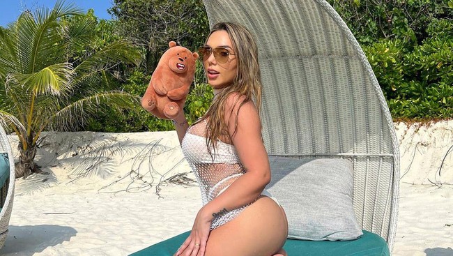 Boneka tesebut dibawa ke restoran mewah, balon udara sampai pantai. Aku selalu punya Teddy Bear di sisiku. Aku bahkan tidur dengannya di kasur yang mana menjadi masalah untuk dia, tuturnya.Foto: Instagram @mimizinhaofficial