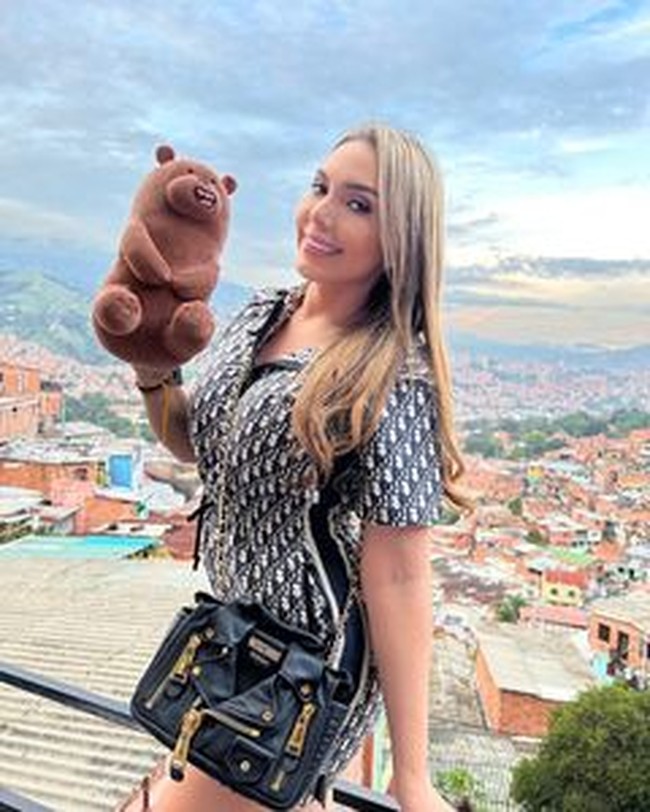 Saking inginnya selalu bersama Mimi bahkan pernah membawanya ke festival musik Lollapalooza di AS tapi ditolak masuk.Foto: Instagram @mimizinhaofficial