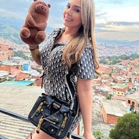 Saking inginnya selalu bersama Mimi bahkan pernah membawanya ke festival musik Lollapalooza di AS tapi ditolak masuk.Foto: Instagram @mimizinhaofficial