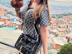 Potret Model ke Mana-mana Bawa Boneka, Dituduh Menseksualisasi Mainan Anak