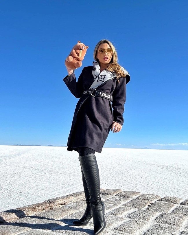 Mimi Boliviana kembali bikin sensasi. Masih seputar hubungannya tapi kali ini Mimi mengaku sudah putus dari sang kekasih. Setelah bicara soal fantasi seks, kali ini ia bicara pernah putus dari pacar yang cemburu dengan boneka.Foto: Instagram @mimizinhaofficial