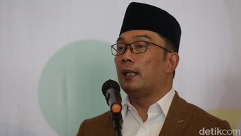 Gubernur Jawa Barat Ridwan Kamil berbincang dengan peserta tryout untuk menjadi Calon Aparatur Sipil Negara di Bekasi, Jawa Barat, Sabtu (10/9/2022).