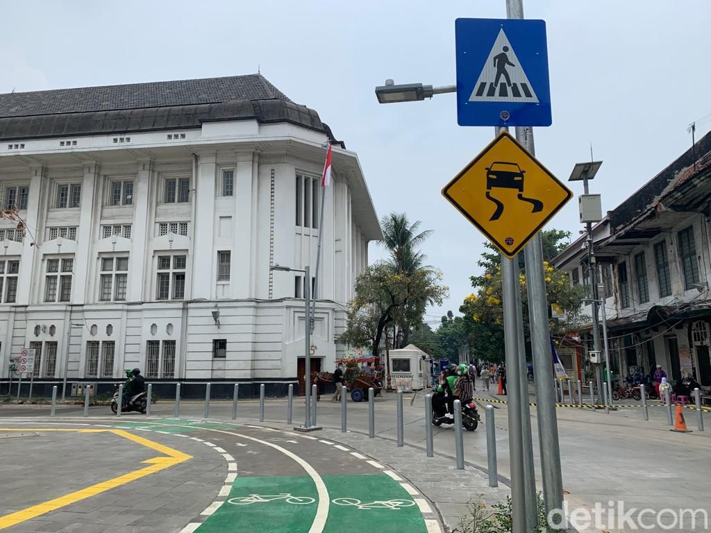 Papan peringatan 'awas jalan licin' di tikungan Jl Pintu Besar Utara, dipasang pada 10 September 2022. (Mulia Budi/detikcom)