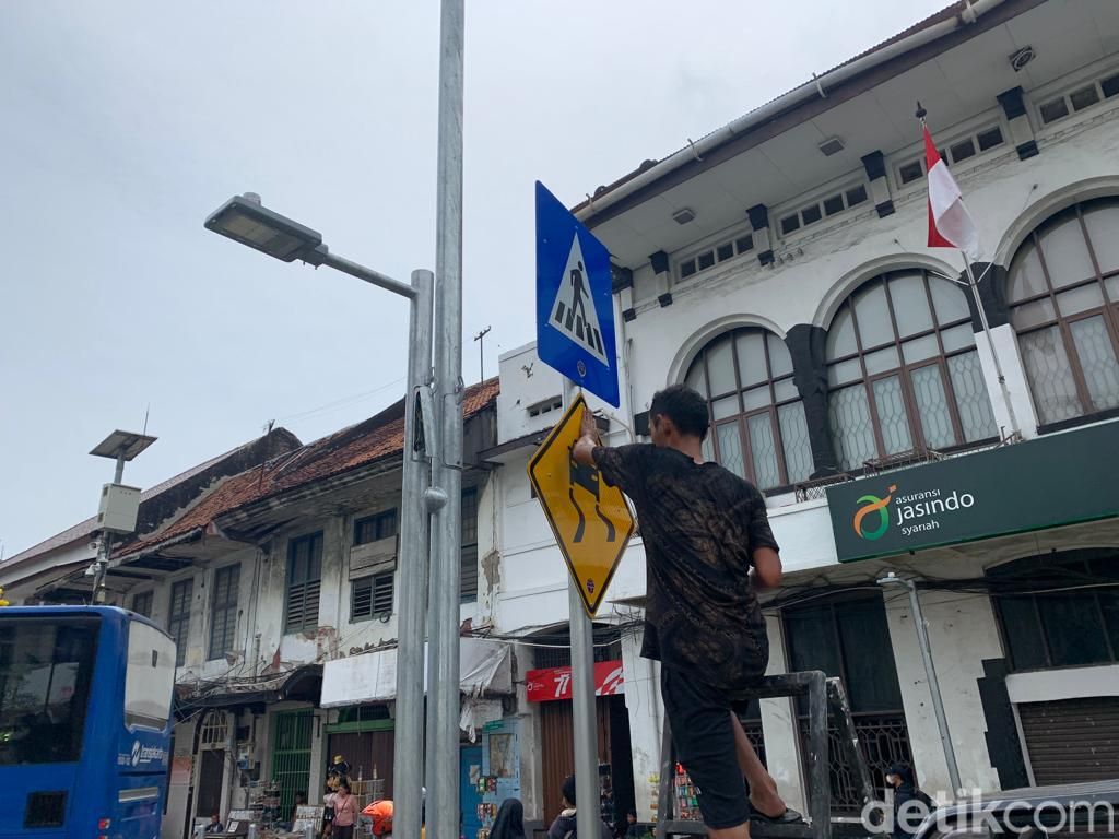 Papan peringatan 'awas jalan licin' di tikungan Jl Pintu Besar Utara, dipasang pada 10 September 2022. (Mulia Budi/detikcom)