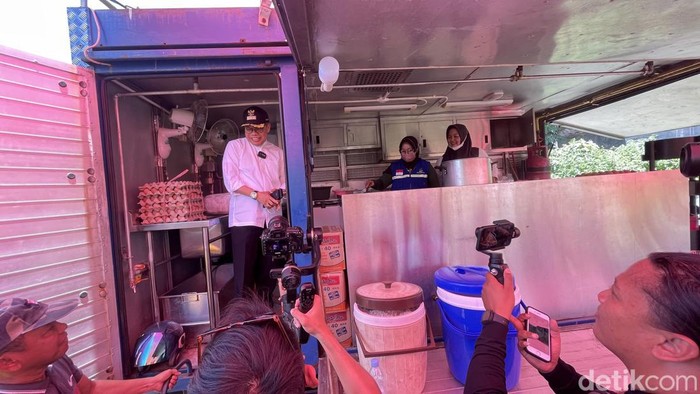 Walikota Parepare Taufan Pawe saat mengecek dapur umum di GOR Mandiri, Sabtu (10/9/2022).
