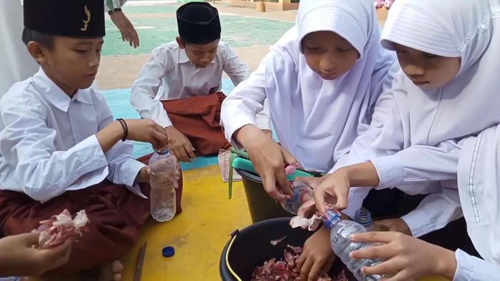 Pelajar SD di Kabupaten Purwakarta membuat pestisida alami dari limbah kulit bawang merah dan kulit bawang putih.